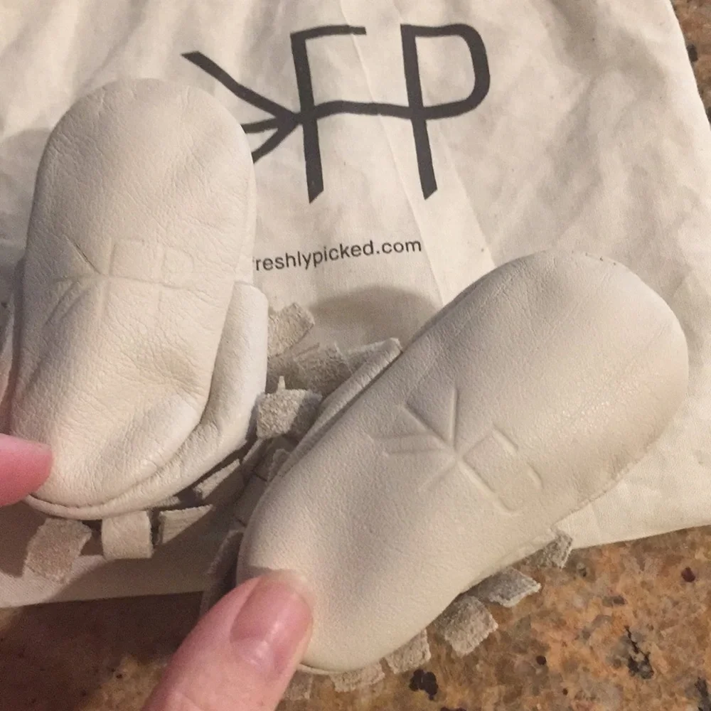 FRESHLY PICKED Newborn soft suede shoes with bag